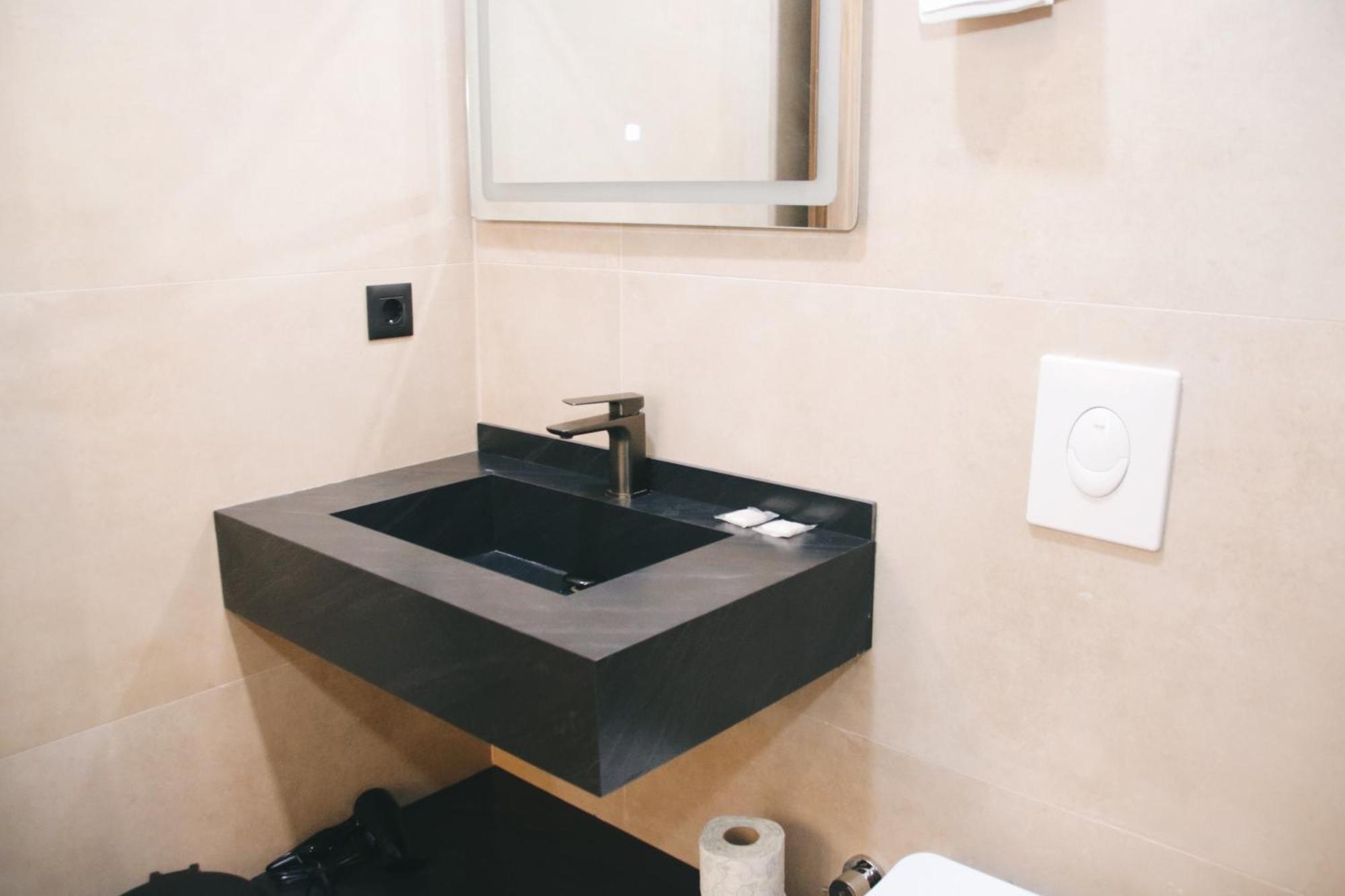 Hotel Rozafa Suhareke Ngoại thất bức ảnh