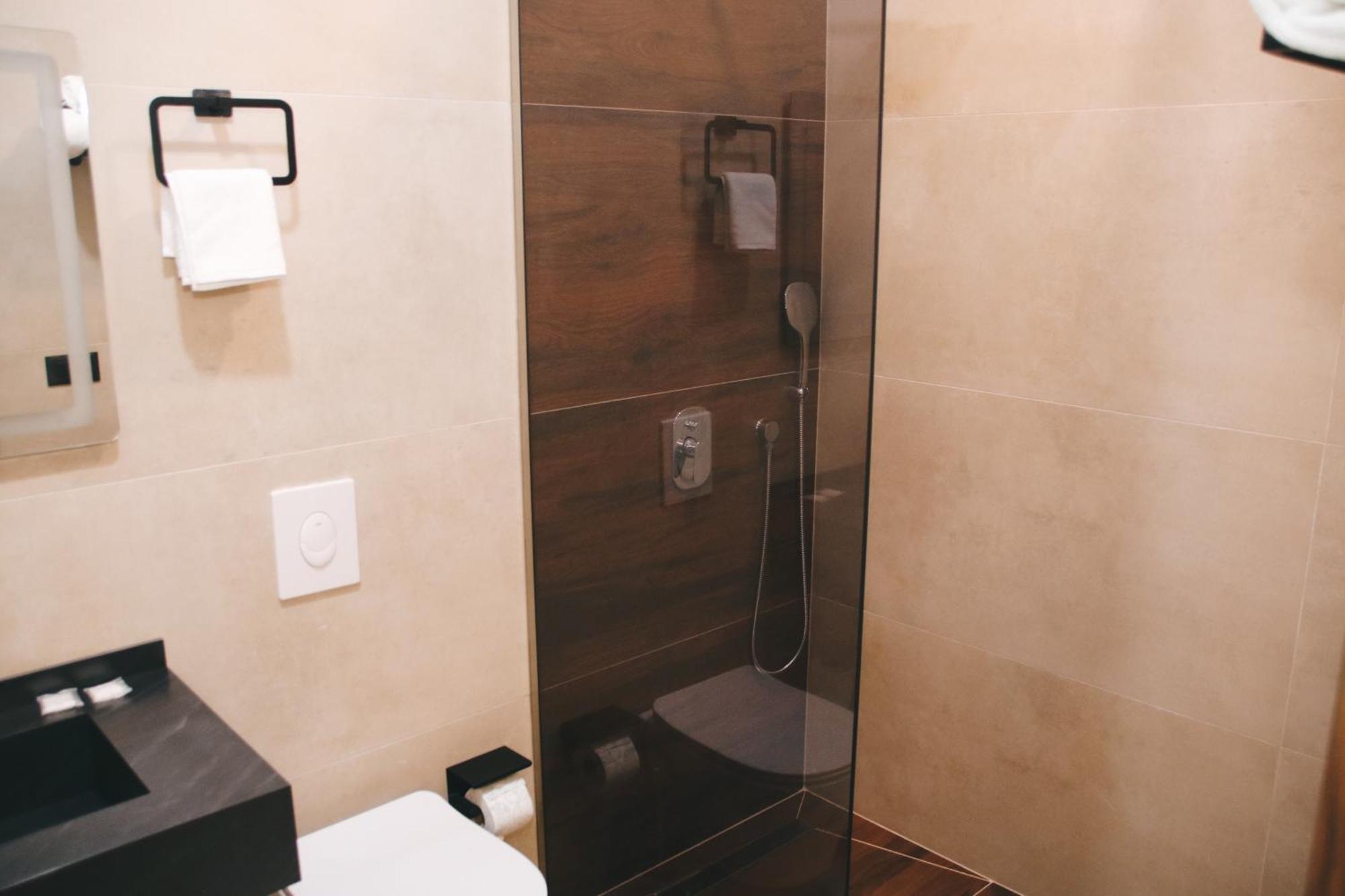 Hotel Rozafa Suhareke Ngoại thất bức ảnh