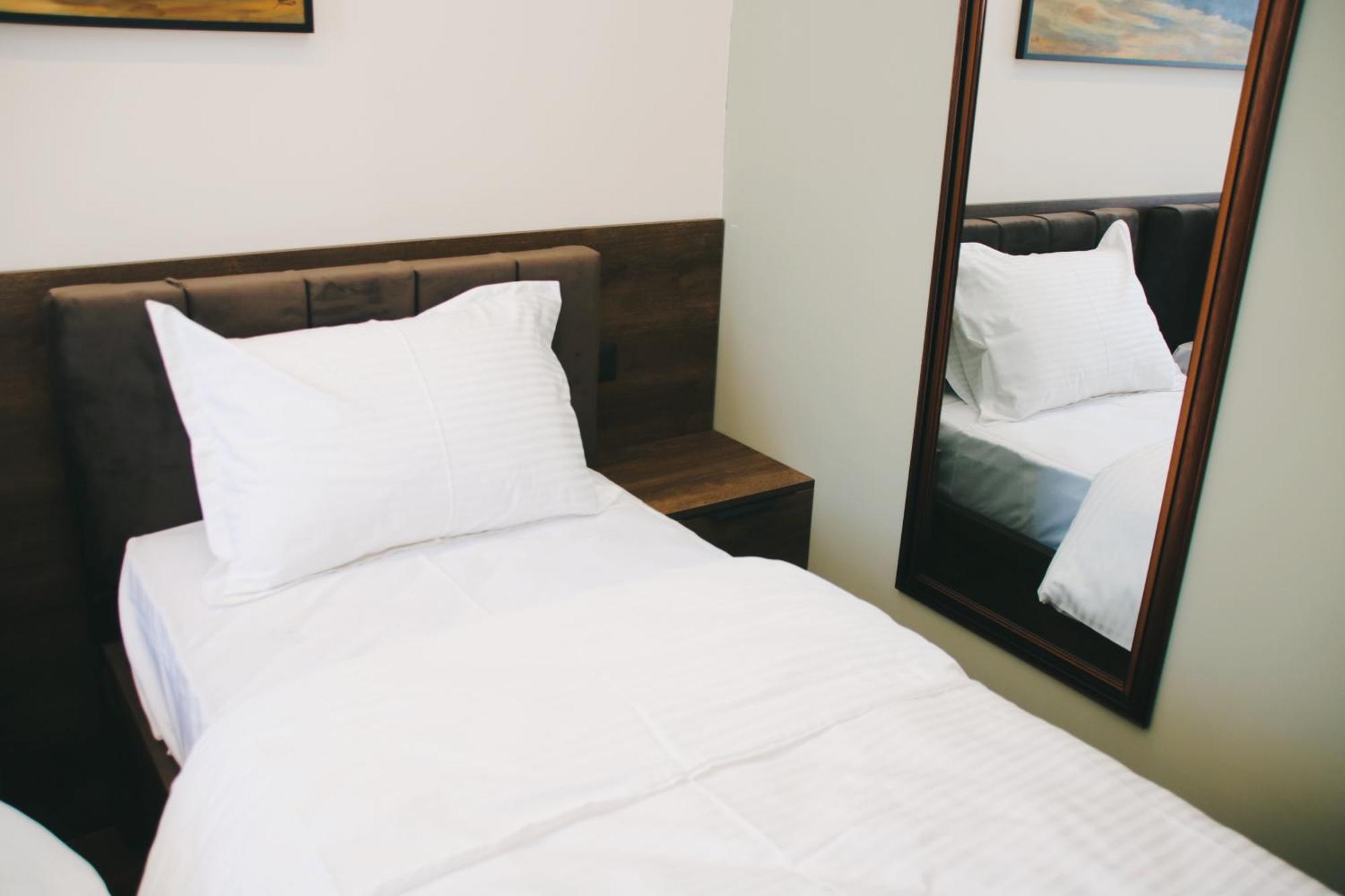 Hotel Rozafa Suhareke Ngoại thất bức ảnh