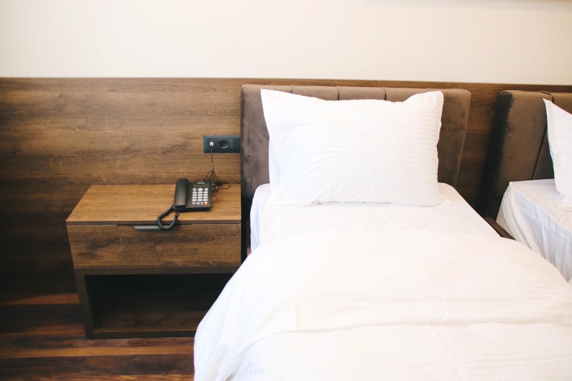 Hotel Rozafa Suhareke Ngoại thất bức ảnh