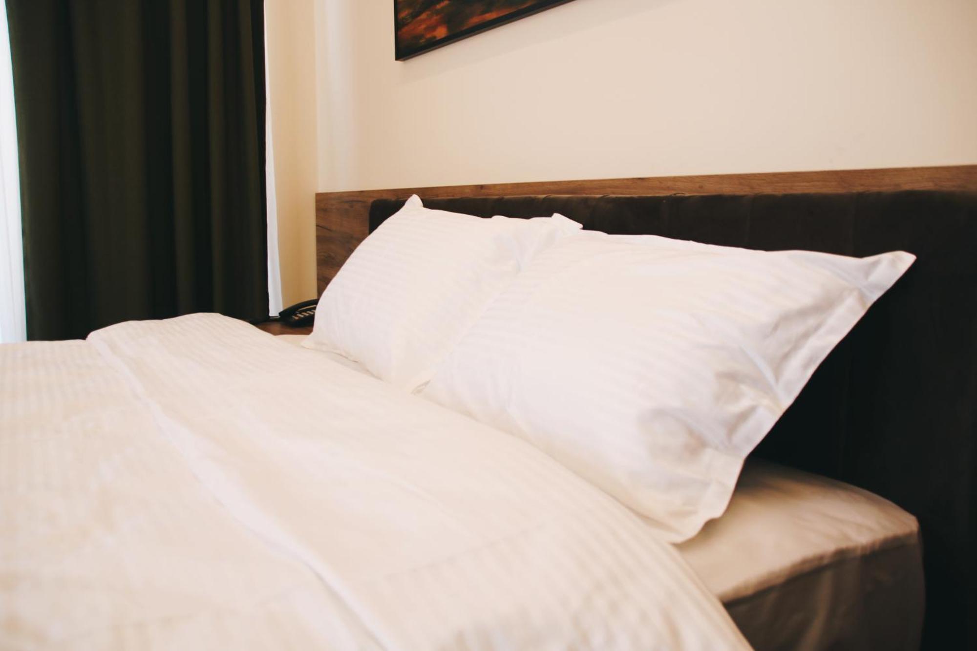 Hotel Rozafa Suhareke Ngoại thất bức ảnh